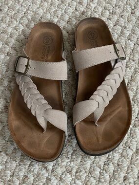 WHITE MOUNTAIN SANDALS - SIZE
8